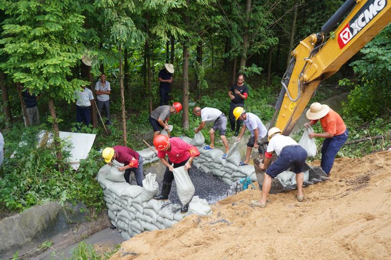 20200723258190.jpg 平益十六标实时处置惩罚管涌险情.jpg