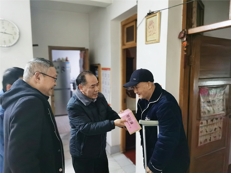 6��2��8����������������ʢϣο�ʵ�Ա����,�ּ��ж����ز���Ժ�ĸ�������������������_����_����.jpg