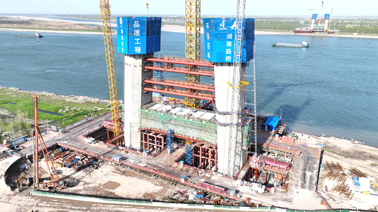 20240401559886.jpg ¹ÛÒô˳¤½´óÇÅÄϰ¶ÏºáÁº½½Öþ˳ËìÍê³É3_¸±±¾.jpg