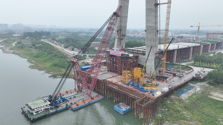 20250519485871.jpg 观音寺长江大桥公安侧首节钢-UHPC组合梁吊装乐成_副本.jpg